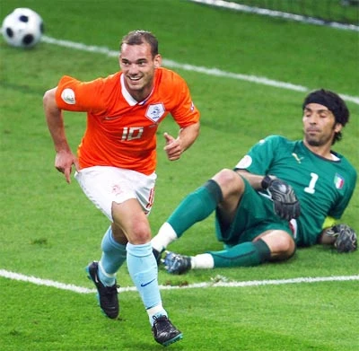 Cánh cửa đi tiếp vào tứ kết đã rộng mở với Hà Lan (áo da cam) sau khi họ đánh bại Italy. Ảnh: Getty Images.