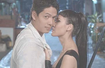 Trong giấc mơ, Khang thấy mình được Tiffany đến giải cứu và trao nụ hôn nồng nàn.