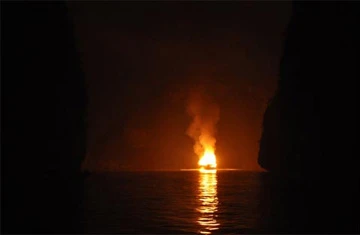 Tàu du lịch bốc cháy rồi chìm trên vịnh Hạ Long ảnh 1