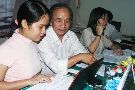 Ông Phan Đức Nhạn PGĐ Sở Xây dựng và phóng viên báo Pháp Luật trong buổi giao lưu. Ảnh Thanh Nhã