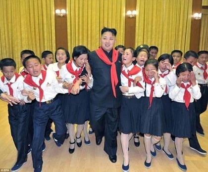 Đội viên bật khóc khi gặp Kim Jong Un ảnh 5