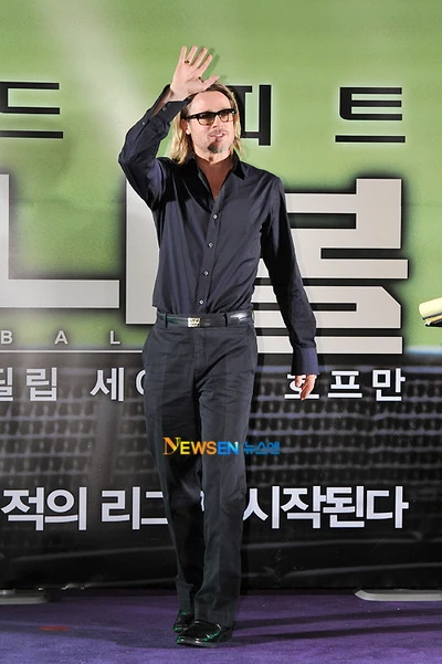 Brad Pitt vẫn trang phục đen tại họp báo MoneyBall ảnh 4