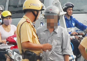 Bỏ xử phạt xe chính chủ và mũ bảo hiểm dỏm ảnh 1