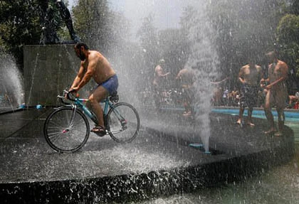 Thế giới khỏa thân đạp xe vì môi trường ảnh 5