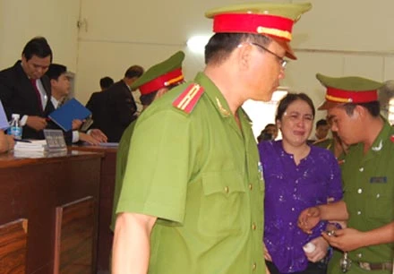 Trực tiếp phiên xử vụ án nhà báo Hoàng Hùng- phần 1: Bà Liễu bị chồng đánh trước khi đốt chồng? ảnh 19 Trực tiếp phiên xử vụ án nhà báo Hoàng Hùng- phần 1: Bà Liễu bị chồng đánh trước khi đốt chồng? ảnh 19