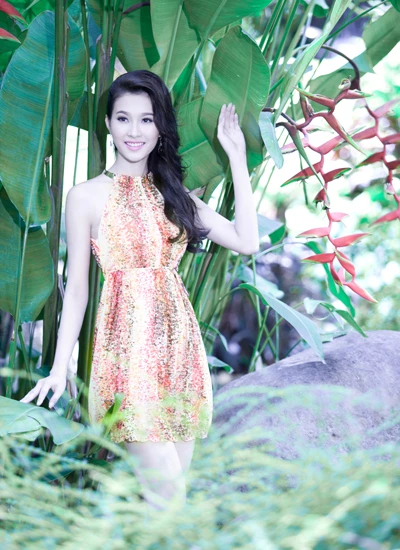 Hoa hậu Thu Thảo dịu dàng giữa thiên nhiên ảnh 5