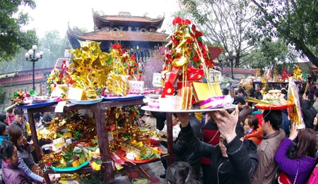 Chen lấn, xô đẩy vay tiền đầu năm ở đền Bà Chúa Kho ảnh 2 Chen lấn, xô đẩy vay tiền đầu năm ở đền Bà Chúa Kho ảnh 2