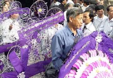 Vòng hoa viếng tang: Chỉ nên vận động ảnh 1