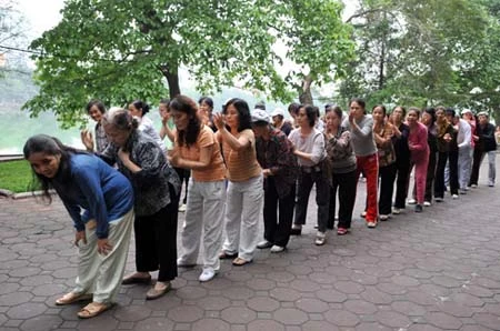 Thể dục buổi sáng ở Hà Nội ảnh 2