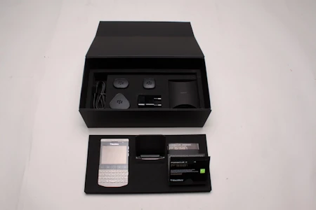 Trên tay BlackBerry Porsche Design P’9981 chính hãng ảnh 1