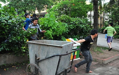 Đạp đổ cổng trường, xô đẩy xin học lớp 1 ảnh 8