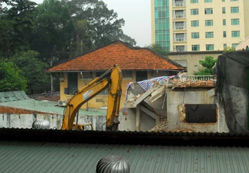 Vụ trường Lê Quý Đôn "thua" ngân hàng: Ngừng thi công, chờ ý kiến lãnh đạo thành phố ảnh 1