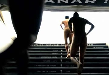 Nhiều cầu thủ Valencia khỏa thân để quảng cáo áo đấu ảnh 1