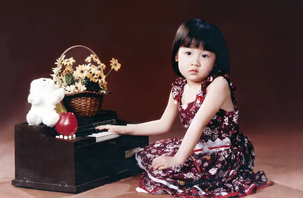 Á hậu Dương Tú Anh bụ bẫm từ bé ảnh 2