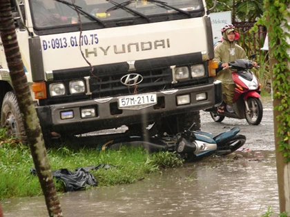 Né vũng nước, suýt chết dưới bánh xe tải ảnh 1