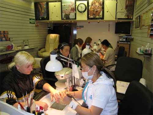 Shop Nail của chị Huệ Anh làm việc đến tận khuya. Ảnh LP