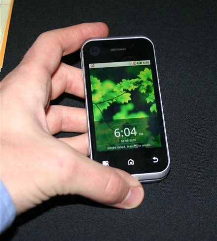 Cận cảnh điện thoại Motorola Android dáng trượt lạ mắt ảnh 2