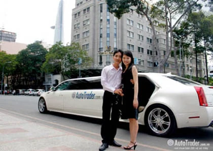Xôn xao màn cầu hôn trên Limousine ở TPHCM ảnh 3
