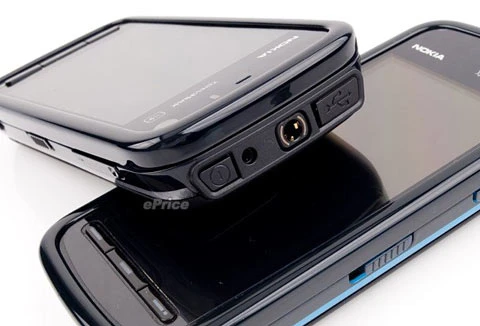 Trên đỉnh là giắc cắm tai nghe 3,5 mm.