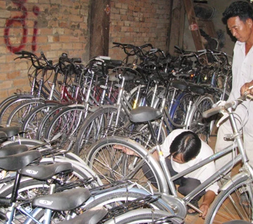 Khách từ Tây Ninh qua chọn mua xe đạp trong một cửa hàng ở chợ Cây Dầu. Ảnh: N.ĐỨC