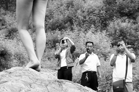 Người mẫu nude thót tim vì bị dân đuổi đánh ảnh 2