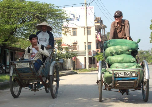 Cụ ông gần 100 tuổi đạp xích lô ảnh 3 Cụ ông gần 100 tuổi đạp xích lô ảnh 3