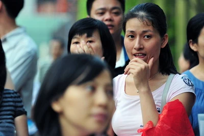 Đạp đổ cổng trường, xô đẩy xin học lớp 1 ảnh 12