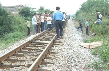 Vượt đường ray, hai vợ chồng bị tàu hỏa tông chết ảnh 1