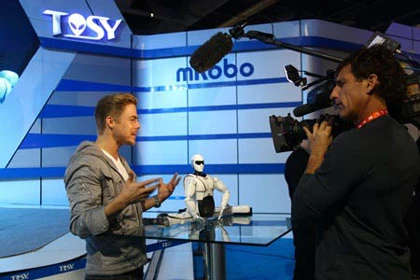 Truyền thông Mỹ ngỡ ngàng vì robot Tosy của Việt Nam ảnh 3 Truyền thông Mỹ ngỡ ngàng vì robot Tosy của Việt Nam ảnh 3