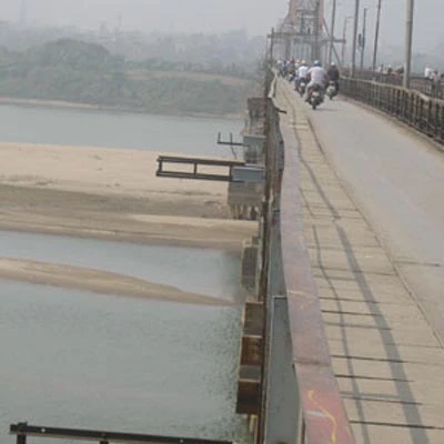 Một thanh niên bị truy đuổi phải nhảy xuống sông Hồng ảnh 1