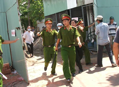 Hình ảnh cứu hộ trục vớt tàu Dìn Ký chìm trên sông Sài Gòn ngày 21-5-2011 ảnh 8