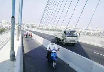 Không thể “đòi” thu phí xe máy qua cầu Phú Mỹ ảnh 1