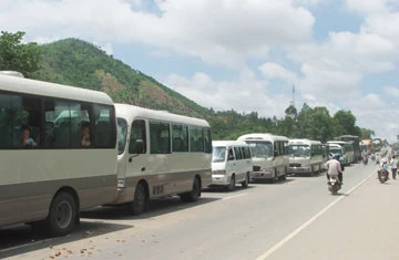 3. Kẹt xe hàng chục km trên quốc lộ 1A. 3. Kẹt xe hàng chục km trên quốc lộ 1A.