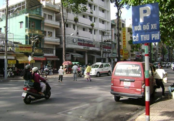 Nở rộ xe “dù”, bến “cóc” có thu phí ảnh 2