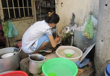 Đi làm thuê, bán vé số còn bị lừa gạt ảnh 1