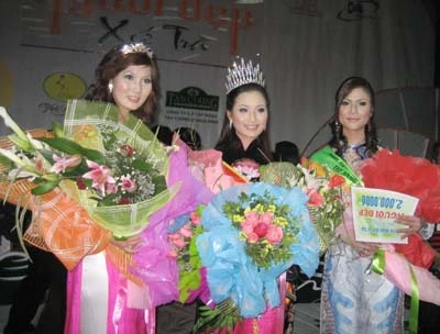 Hà Thị Thu Hiền và các Á hậu trong đêm đăng quang. Hà Thị Thu Hiền và các Á hậu trong đêm đăng quang.