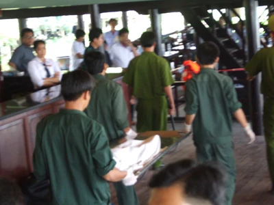 Hình ảnh cứu hộ trục vớt tàu Dìn Ký chìm trên sông Sài Gòn ngày 21-5-2011 ảnh 13