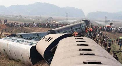 Hình ảnh vụ tai nạn tàu khách kinh hoàng tại Ấn Độ ảnh 2