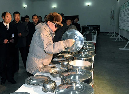 Chiếc áo khoác trứ danh của Kim Jong-il ảnh 2 Chiếc áo khoác trứ danh của Kim Jong-il ảnh 2