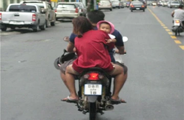 Phuket phạt nặng người không đội mũ bảo hiểm ảnh 1