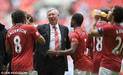 Sir Alex Ferguson hâm nóng trận derby thành Manchester ảnh 1