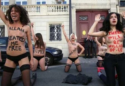 Biểu tình ngực trần gây náo loạn Paris ảnh 1