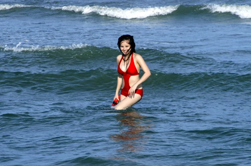 Vy Oanh khoe làn da trắng ngần ảnh 1