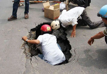 Xuất hiện “hố tử thần” trên đường Hai Bà Trưng, Q.1 ảnh 1