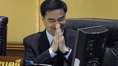 Thủ tướng Abhisit vượt qua bỏ phiếu bất tín nhiệm ảnh 1