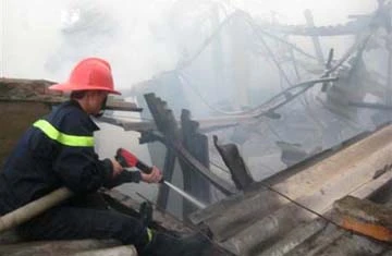 Cháy nhà xưởng và 2 ôtô, thiệt hại hơn 5 tỉ đồng ảnh 1