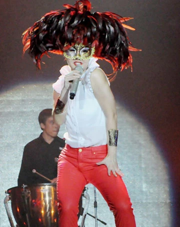 Hồng Nhung nổi loạn ảnh 1