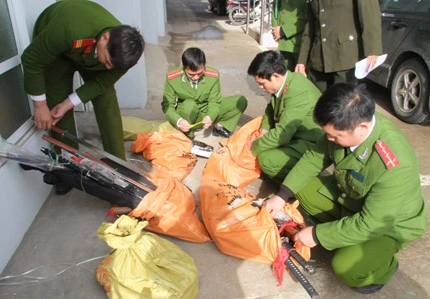 Xóa ổ hàng cấm trong chợ, thu hàng chục vũ khí các loại ảnh 1