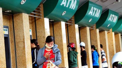 Thu phí ATM: Chỉ khuyến khích doanh nghiệp hỗ trợ ảnh 1