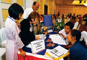 Không phải ai cũng có đủ khả năng đi du học ở Mỹ, cho nên du học giá rẻ là một lựa chọn tốt. Học sinh và phụ huynh tìm hiểu thông tin du học tại một hội thảo tư vấn du học Mỹ, do tổ chức Hợp tác đào tạo giáo dục Việt – Mỹ và lãnh sự quán Mỹ tại TP.HCM tổ chức vào dịp hè 2008. Ảnh: Lê Quang Nhật